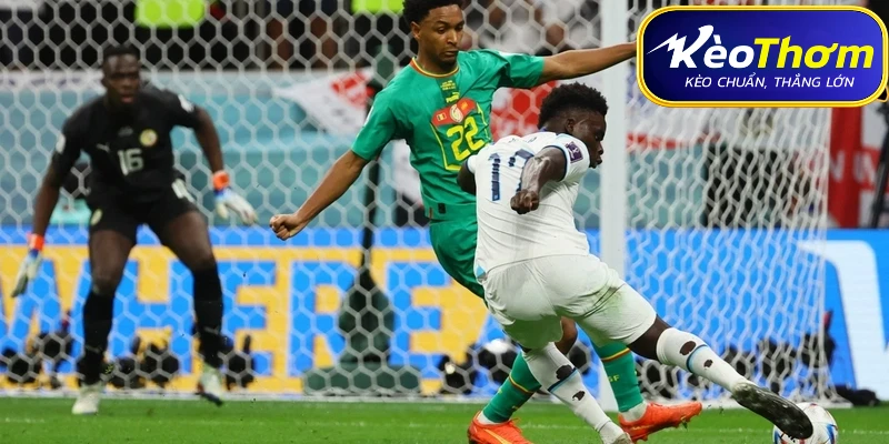 Sơ đồ 4-2-3-1 của Pháp đối đầu với hệ thống phòng ngự 4-3-3 lỳ lợm của Sénégal.
